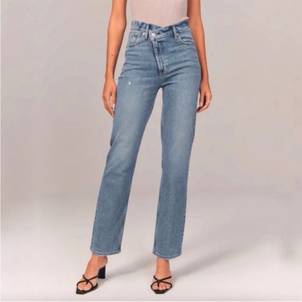 NWOT Abercrombie & Fitch 90’s Straight Ultra Hi Rise Cross Jeans